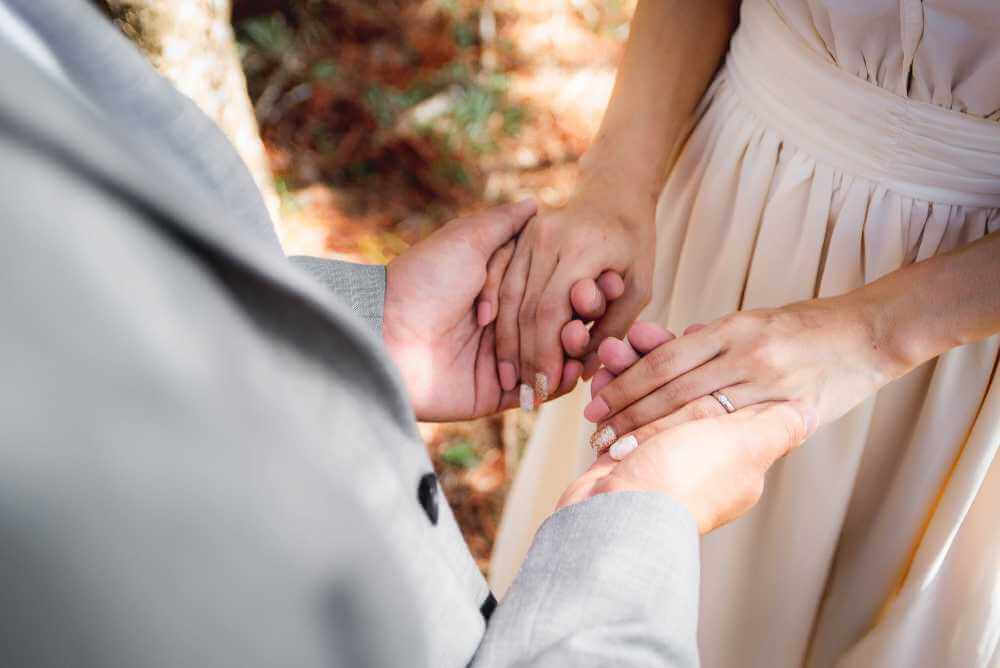 Casal de mãos dadas