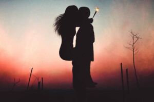 Silhueta de casal se abraçando e se beijando
