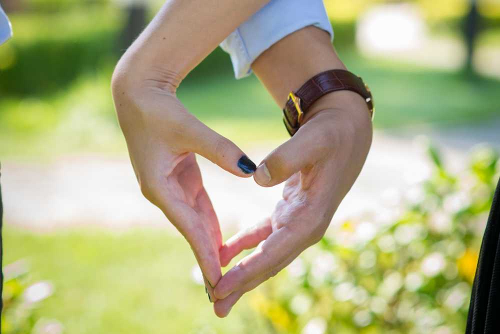 Casal formando um coração com as mãos - O Segredo para Atrair Relacionamentos Saudáveis: Amor Próprio