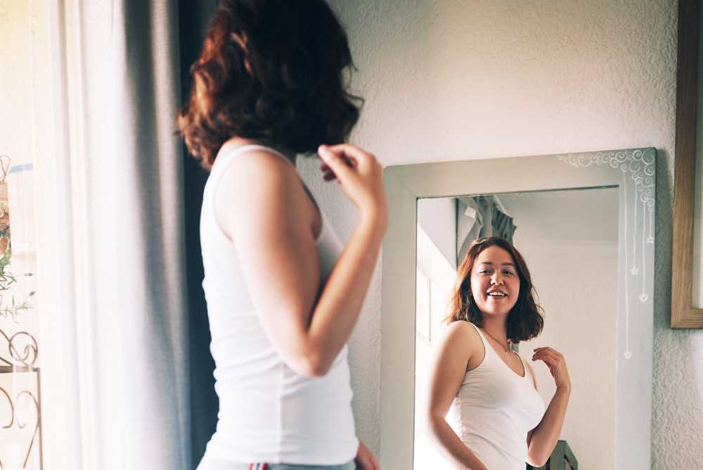 Mulher se admirando no espelho - O Segredo para Atrair Relacionamentos Saudáveis: Amor Próprio