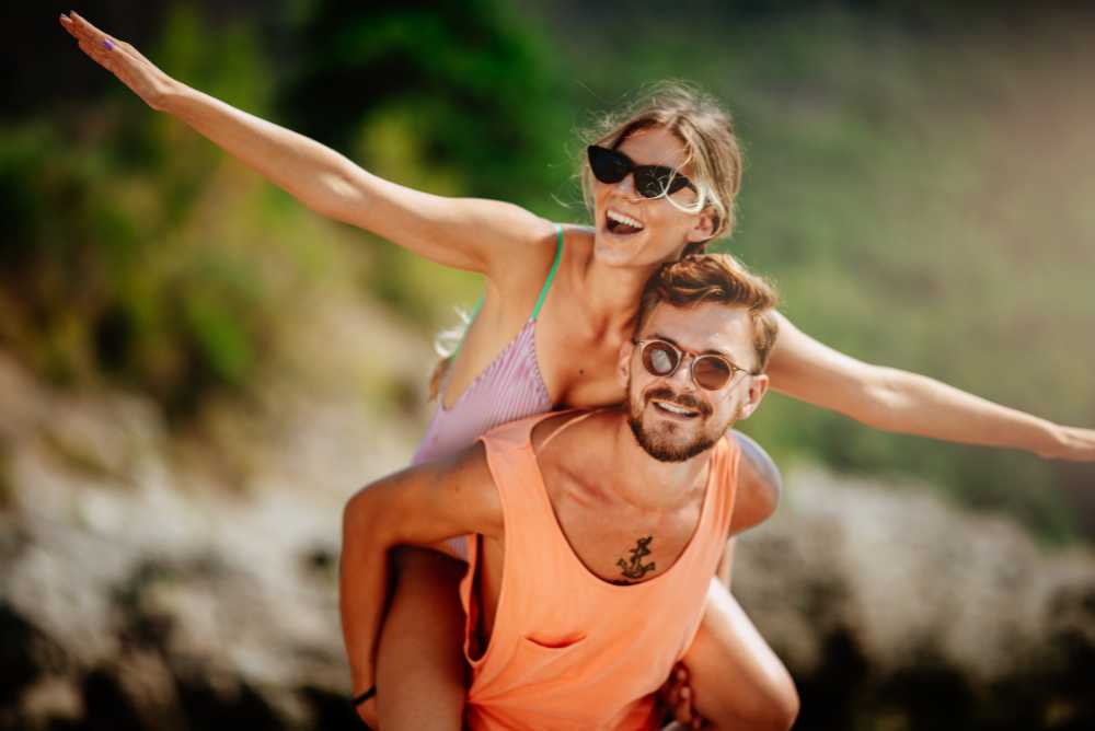 Mulher de cavalinho em seu namorado