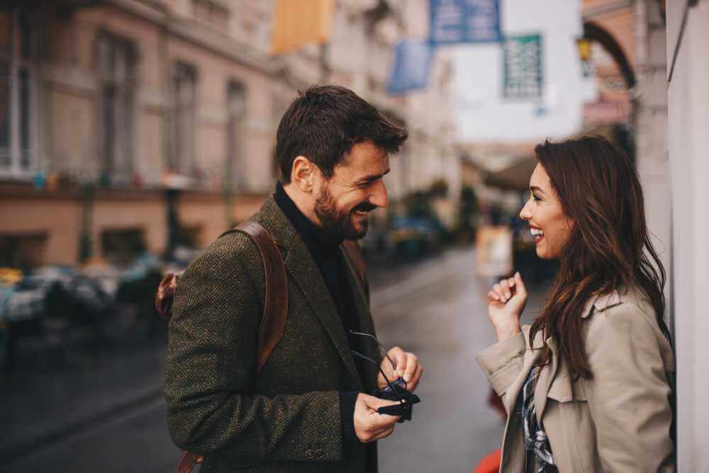 Casal conversando na rua -  Flerte ou amizade