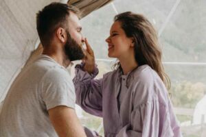 Compreendendo as Necessidades Básicas de uma Mulher em um Relacionamento: Um Guia Completo