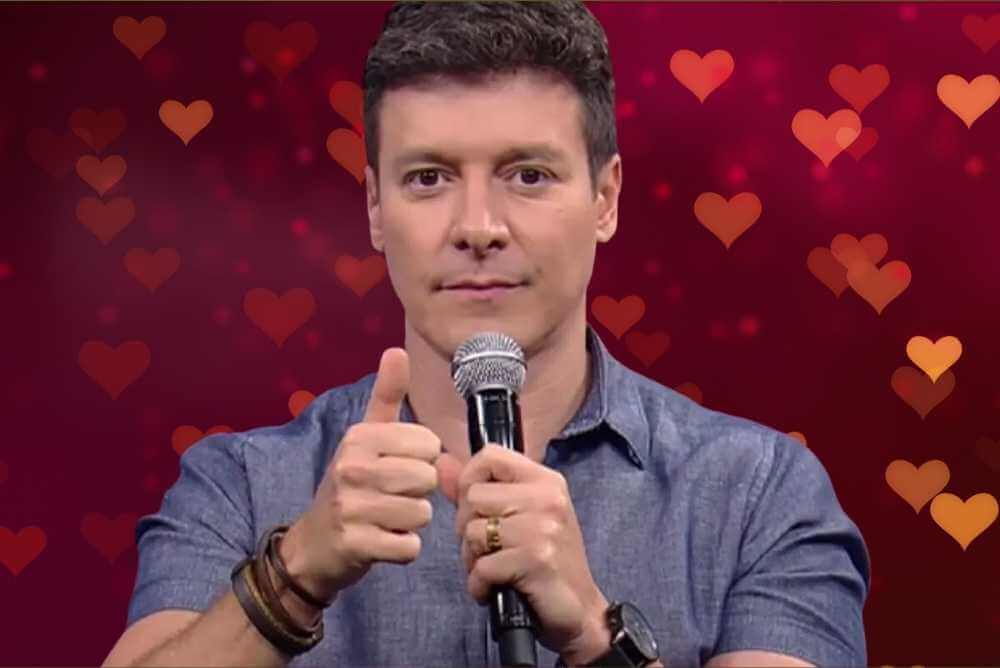 Rodrigo Faro em um background de corações