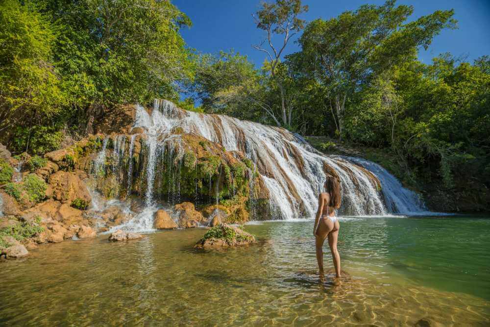 Mulher apreciando uma cachoeira em Bodoquena - Lugares Românticos para Conhecer no Mato Grosso do Sul