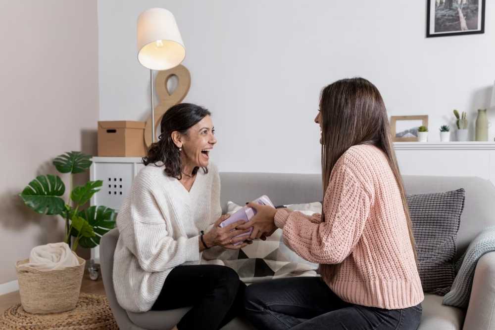 Mulher dando presente para sua mãe - Melhores presentes