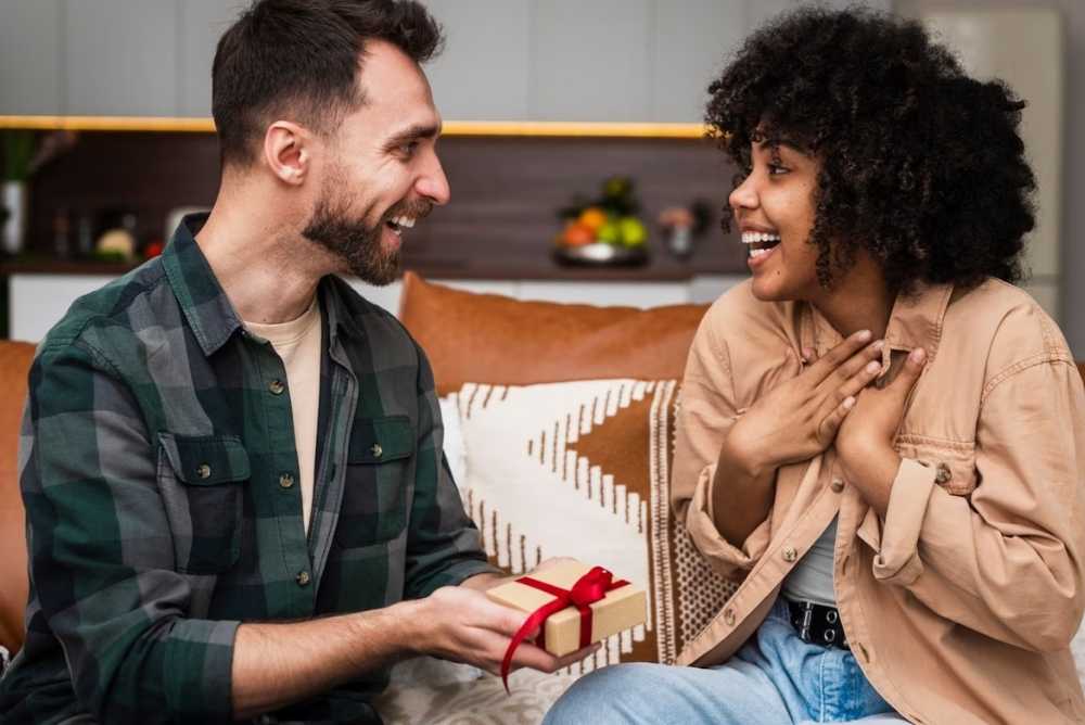 Homem dando presente para sua namorada - Melhores presentes