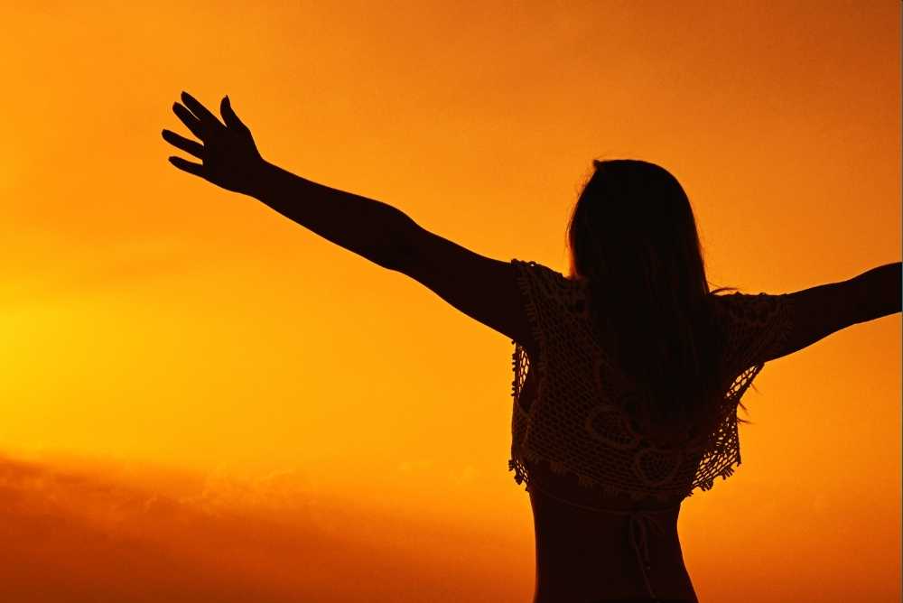 Silhueta de mulher ao nascer do sol