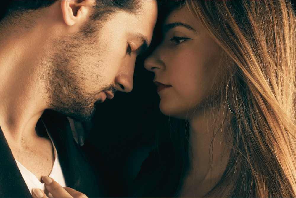 Casal apaixonado em um amor proibido