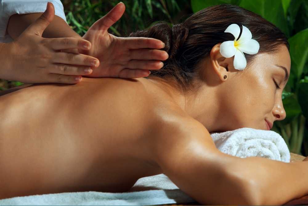 Mulher fazendo massagem tântrica