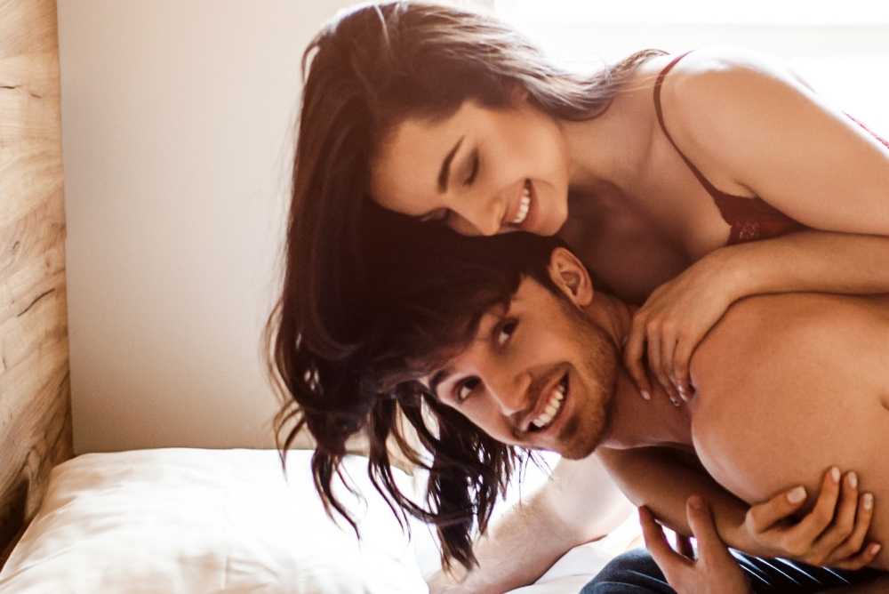 Casal na pré relação sexual na cama