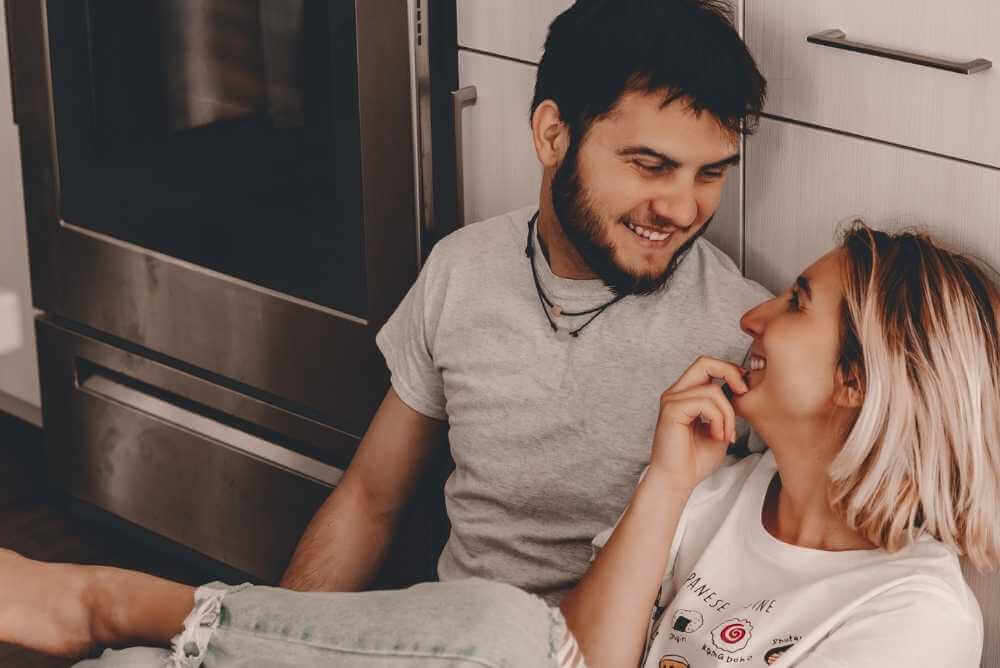 Casal conversando sentados na cozinha - como evitar a separação