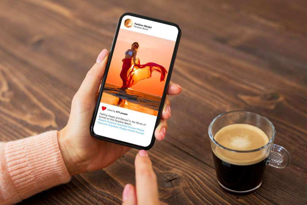 Mulher mexendo no feed do Instagram tomando café