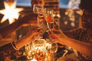 Amigos brindando o ano novo