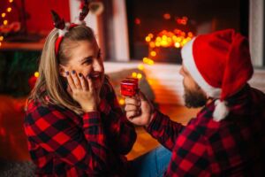 Homem entregando presente de natal para sua namorada