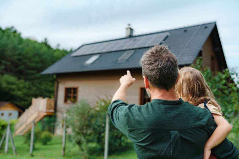Casal olhando para o teto de sua casa com energia solar