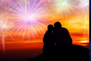 Silhueta de casal assistindo fogos de artifício