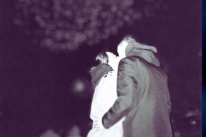 Casal se beijando embaixo de uma queima de fogos