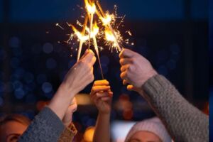 Amigos segurando velas que piscam para cima