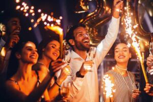 Foto de amigos felizes comemorando o fim de ano