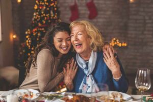 Filha comemorando o natal com sua mãe