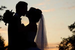 Silhueta de noivos se beijando