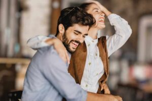 40 Maneiras de Como Fazer um Cara Rir sem Parecer uma Idiota