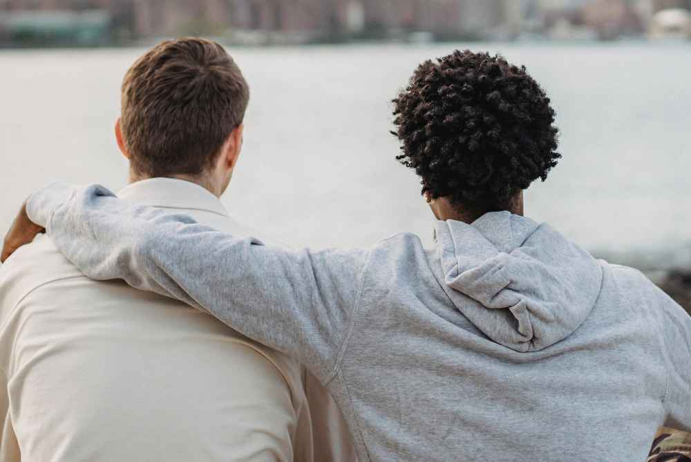 Amigos se abraçando