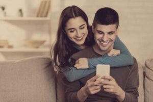 Casal mexendo no celular