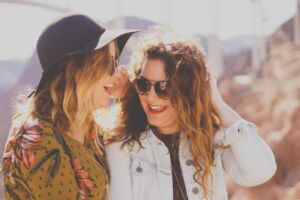 Duas amigas se divertindo