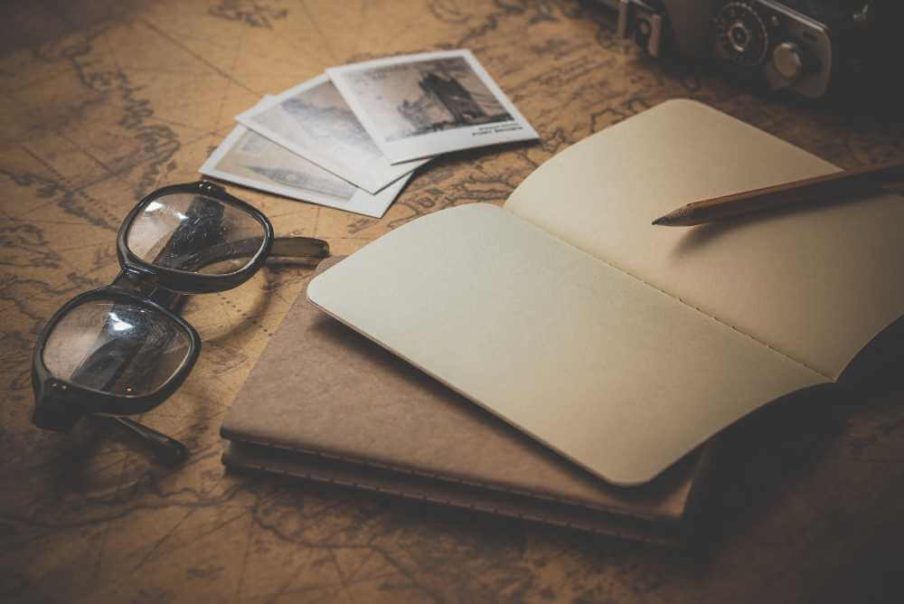 Caderno com fotos vintage e câmera