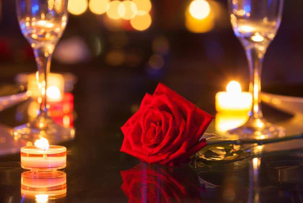 Foto de rosa em um ambiente de jantar romântico.