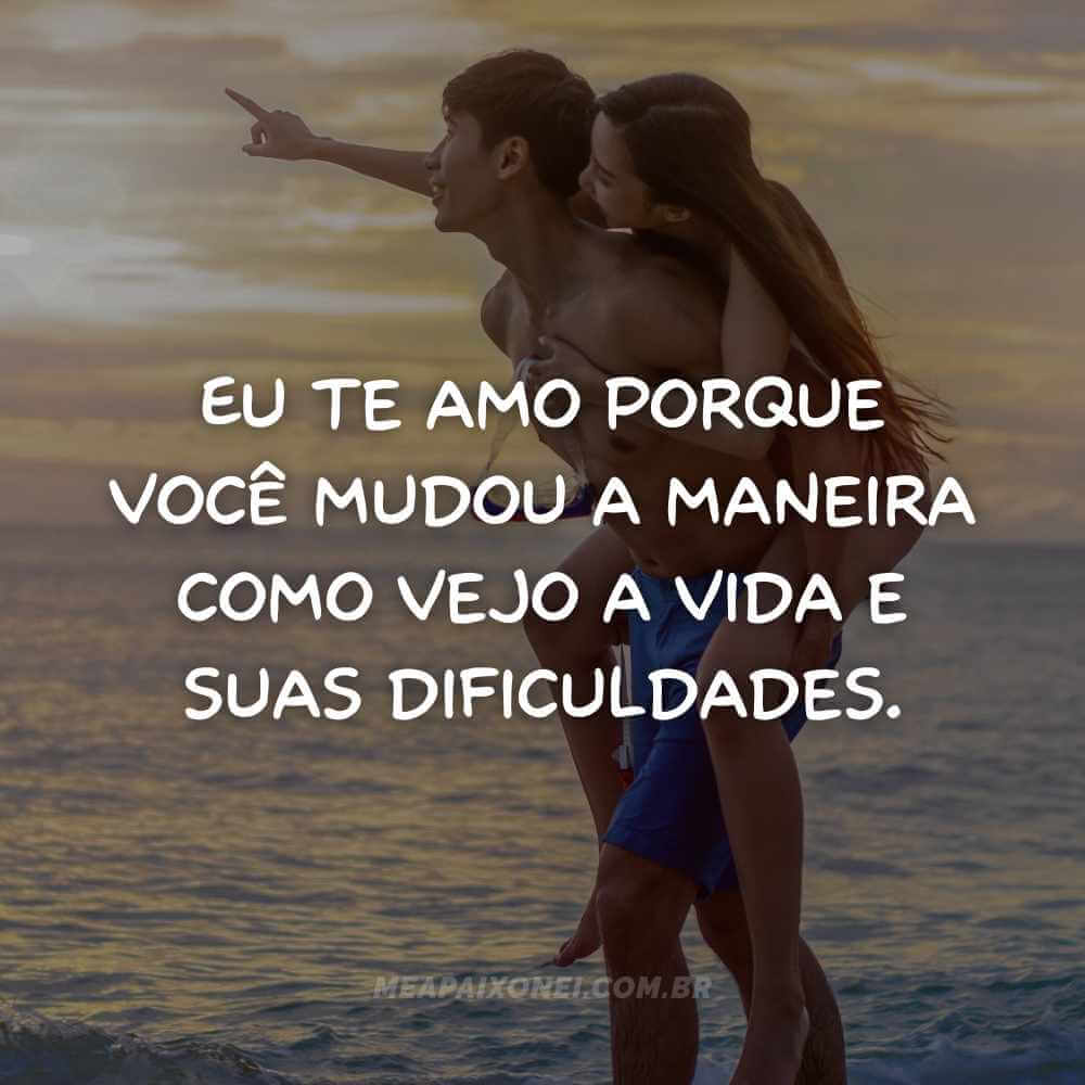 Homem segurando mulher com razões pelas quais eu te amo