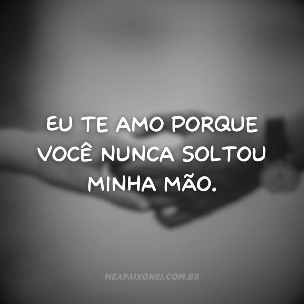 Casal segurando as mãos razões pelas quais eu te amo