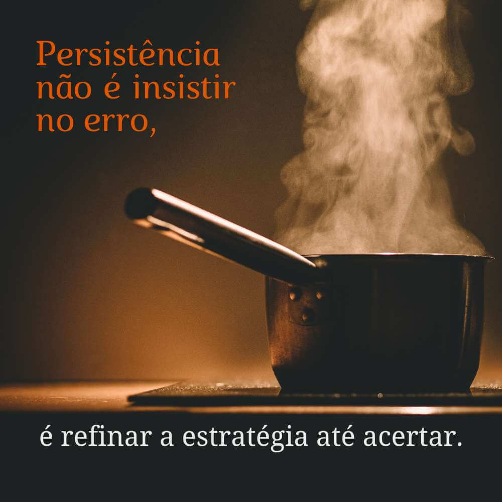 Frases de Persistência para Status - Persistência não é insistir no erro, é refinar a estratégia até acertar.