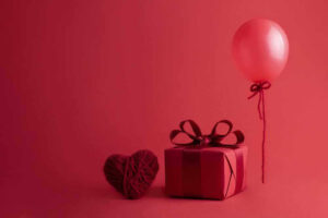 Imagem com coração presente e balão de aniversário romântico