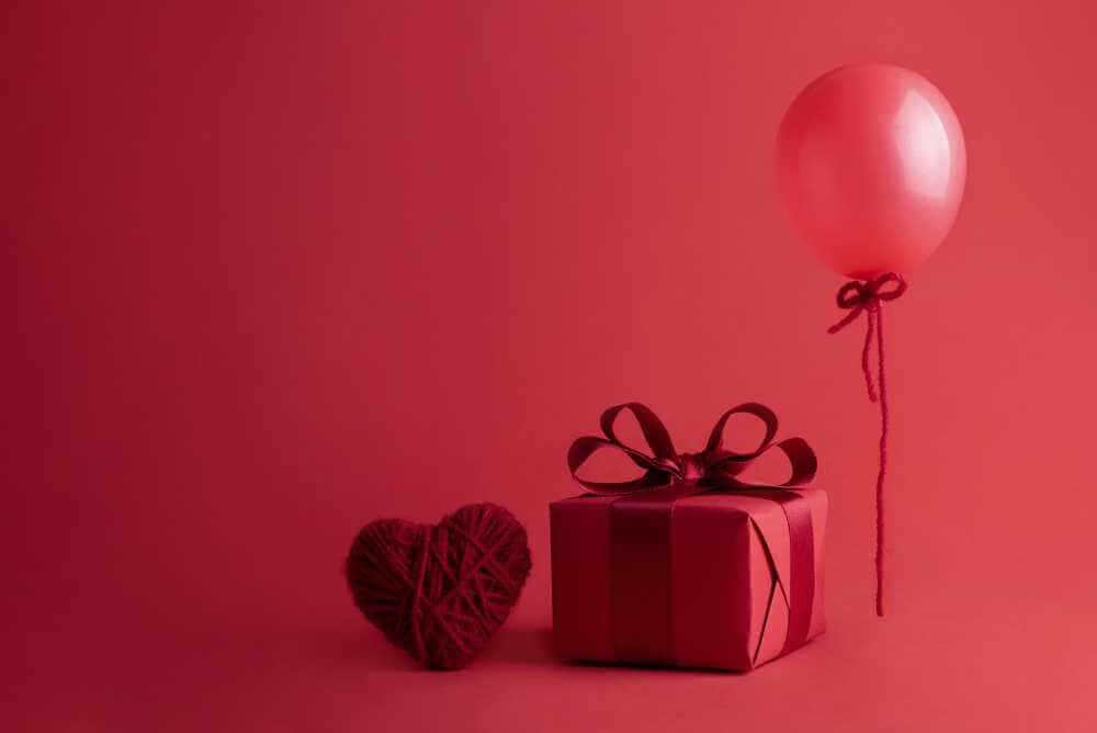 Imagem com coração presente e balão de aniversário romântico
