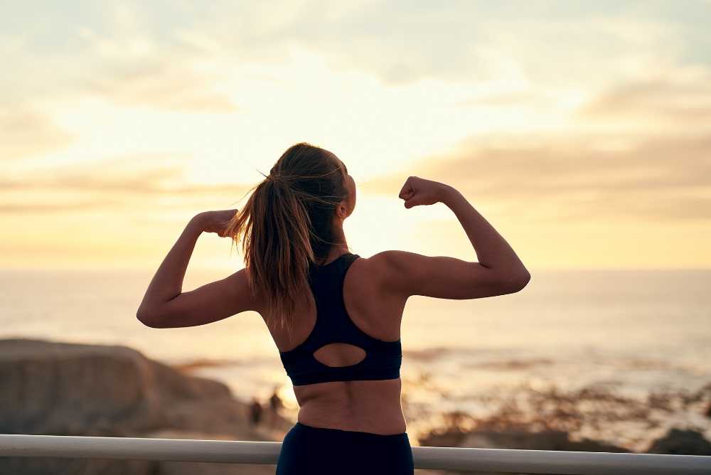 Foto de mulher esportista se alongando depois de praticar esporte