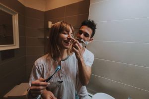 Bom dia amorzinho: Foto de casal escovando o dente junto no banheiro