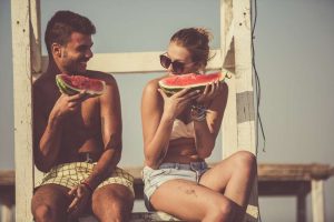 Casal comendo melancia