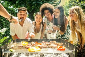Pessoas curtindo um churrasco com frases de domingo em família
